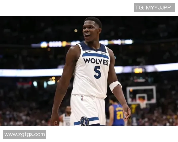 《安东尼·爱德华兹：从飞行员到影坛传奇的跨界人生》